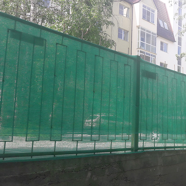 Фасадная сетка защитная, зеленая, 35 г/м², 3*100 м, затенение 35-40% Фасадная сетка защитная, зеленая, 35 г/м², 3*100 м, затенение 35-40%