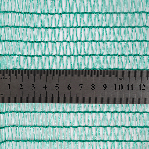 Фасадная сетка защитная, зеленая, 35 г/м², 3*100 м, затенение 35-40% Фасадная сетка защитная, зеленая, 35 г/м², 3*100 м, затенение 35-40%