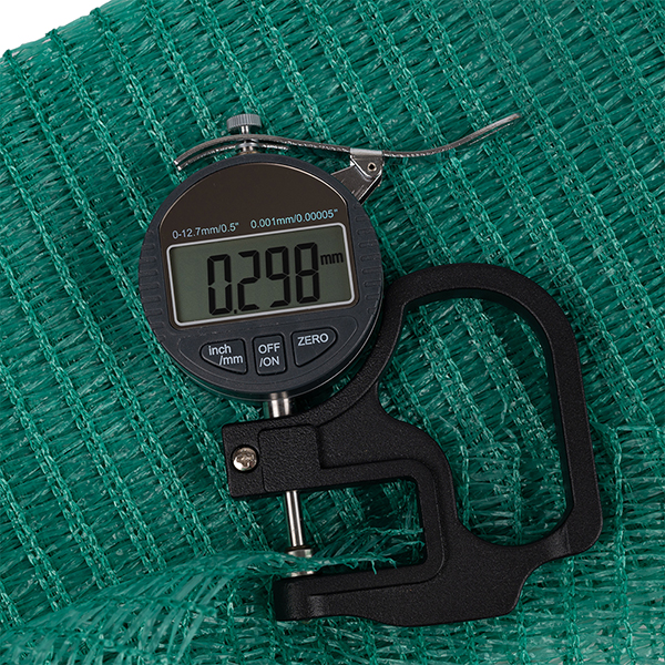 Фасадная сетка защитная, зеленая, 35 г/м², 3*100 м, затенение 35-40% Фасадная сетка защитная, зеленая, 35 г/м², 3*100 м, затенение 35-40%