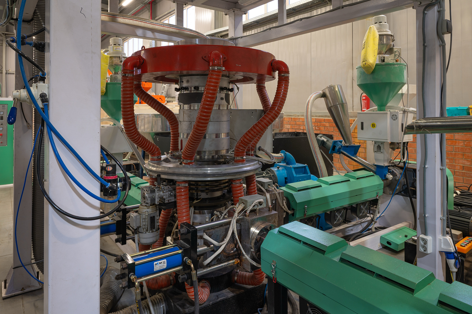 От сырья до упаковки: прямые поставки рукава ПВД